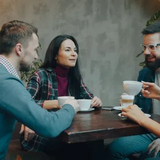 Vänner som pratar över kaffe